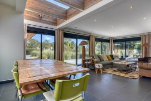 a living room with a wooden table and chairs at Awa Natura in Aigues