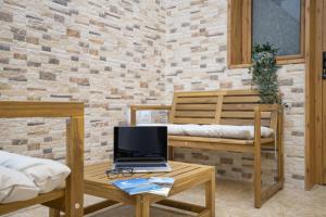 a room with a desk with a laptop on a table at Casa Ñico in Artenara