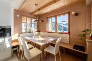 a kitchen and dining room with a table and chairs at Lexn Radein in Redagno