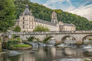 an old building on a bridge over a river at Gîte Lavand Cottage À Brantôme in Brantôme