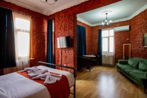 a bedroom with a bed and a green couch in a room at 1826 Heritage House in Taksim