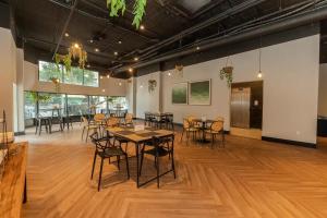 a large room with tables and chairs in it at Heritage X in São Paulo