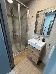 a bathroom with a sink and a shower at Rincon del puerto I in A Guarda