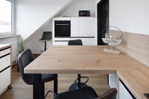 a dining room with a wooden table and chairs at Happy Place in Ilmenau