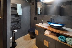 a bathroom with a blue sink and a mirror at Happy Place in Ilmenau