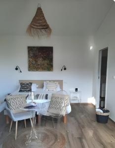 a dining room with a table and two chairs at Chambres D'hôtes - Noirmoutier in LʼÉpine