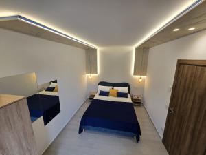 a small room with a bed and a door at Casa Mia Holiday House in Pianillo