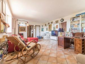 a living room with a couch and a desk at Il Giardino Etrusco Bolsena in Bolsena