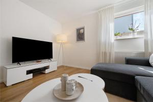 a living room with a tv and a couch at Ferienwohnung Auszeit in Calw