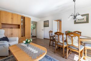 a kitchen and living room with a table and chairs at Ferienhaus Christine in Breklum
