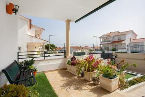 a balcony with a bench and some plants on it at Casa da Cândida in Nazaré