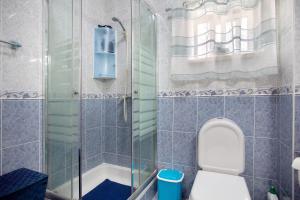 a bathroom with a toilet and a shower at Casa da Cândida in Nazaré +17 photos
