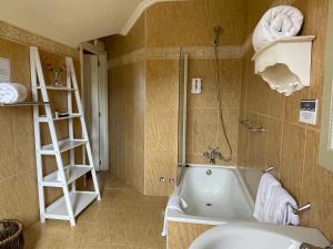 ein Badezimmer mit Badewanne und Waschbecken in der Unterkunft Hotel Mi Norte in Ribadeo + 76 Fotos