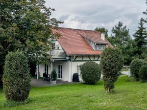 a white house with a red roof and some bushes at Schnyder Ranch in Ravensburg
