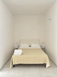 a white bedroom with a bed with white walls at Casa Vacanze Flora in Peschici