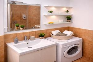 a bathroom with a washing machine and a sink at Teide & Mar Vistas in Tacoronte