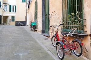 ein rotes Fahrrad, das an der Seite eines Gebäudes geparkt ist in der Unterkunft Giomar in Levanto