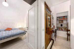 ein Schlafzimmer mit einem Bett und einer Tür in einem Zimmer in der Unterkunft Giomar in Levanto