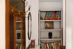 ein Zimmer mit drei Bücherregalen in der Unterkunft Giomar in Levanto