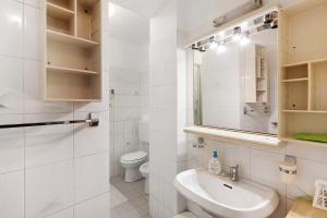 ein weißes Badezimmer mit Waschbecken und Toilette in der Unterkunft Giomar in Levanto + 16 Fotos