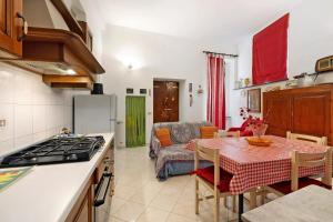 eine Küche mit einem Tisch und ein Wohnzimmer mit einem Tisch und einem Esstisch in der Unterkunft Giomar in Levanto