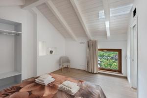 a bedroom with a bed with four towels on it at Residence Sulla Costa in Agerola