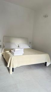 a white bed with white sheets and pillows at Casa Vacanze Flora in Peschici
