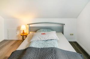 a bedroom with a bed with a metal headboard at Fewo3 Buppeape Saterland in Bollingen