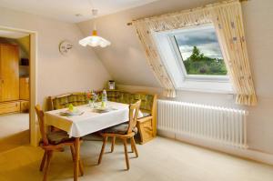 a dining room with a table and a window at Ferienwohnung Härtel in Bad Zwischenahn