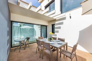a dining room with a table and chairs at Villa La Primera in Llucmajor