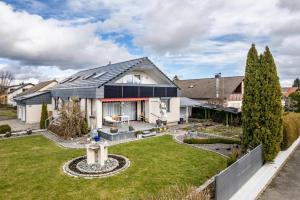 a house with a garden in front of it at Ferienwohnung Romanu in Winzeln