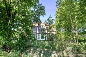 an old house with trees in front of it at Ferienhof Schülp in Schülp