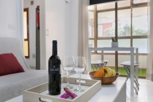 a bottle of wine and two glasses on a tray at Apartamento El Tute in Bajamar