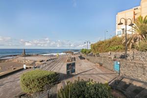 a view of the beach and the ocean at Apartamento El Tute in Bajamar