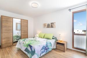 a bedroom with a bed and a large window at Marde Loft in Tinguatón