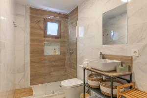 a bathroom with a toilet and a sink and a shower at Marde Loft in Tinguatón +12 photos