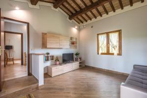 a living room with a couch and a television at Faetino - Gallo in Colle di Val d'Elsa