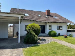 a white house with a gate and a driveway at Hegaublick in Stockach