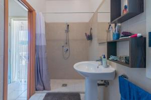 a bathroom with a sink and a shower at Casa Nico in Augusta