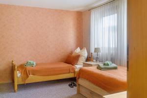 a small bedroom with two beds and a window at Gemütliche Ferienhaus am Main in Gemünden