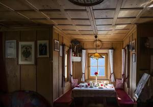 a dining room with a table and a window at Lechnerhof Appartement Alpenrose in Schenna