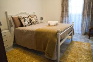 a bedroom with a bed with a yellow bedspread at Casa Pedra da Paciência in Monsanto