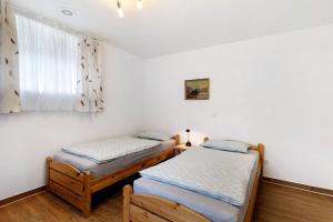 two twin beds in a room with a window at Julia's Ferienwohnung in Gallin
