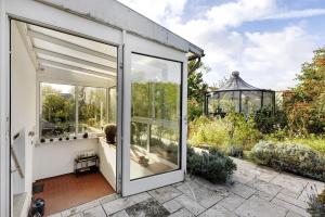 a glass house with a garden and a gazebo at Julia's Ferienwohnung in Gallin