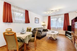 a living room with a couch and a table at Julia's Ferienwohnung in Gallin