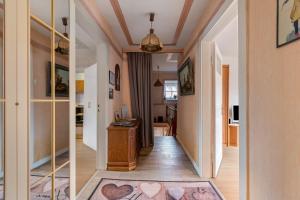 two pictures of a hallway with hearts on the floor at Erholung Pur in Hennstedt