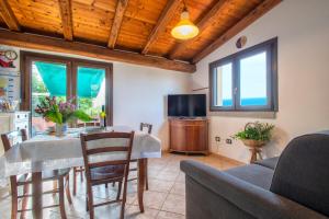 a kitchen and living room with a table and chairs at Hakéyah in Castelsardo