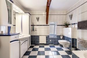 a bathroom with a black and white checkered floor at Ferienwohnung Obenauf in Oesterwurth