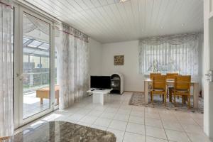 a living room with a table and a dining room at Stricker in Markelfingen