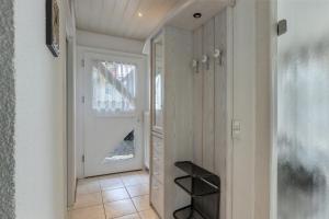 a hallway with a door leading into a room at Stricker in Markelfingen +17 photos